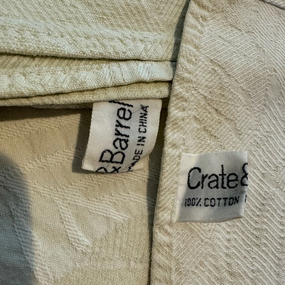 Vintage Crate & Barrel tablecloth with 4 matching napkins white/off white